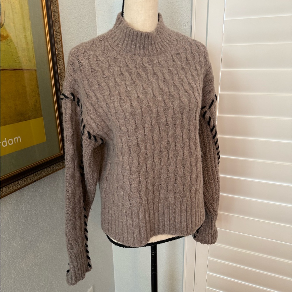 dh New York cable style sweater with sleeve detailing